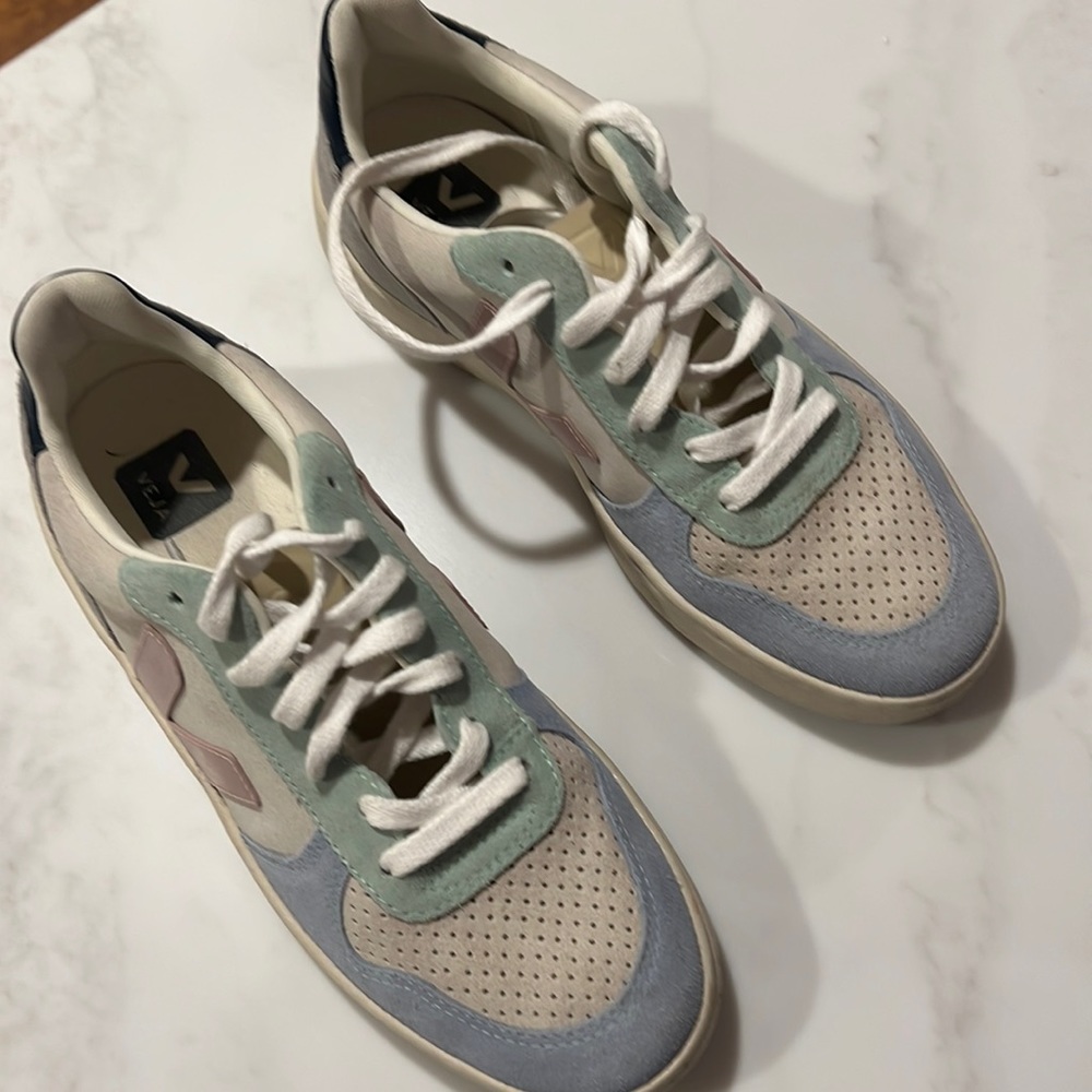 Veja women's V10 sneakers